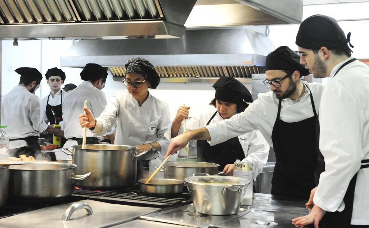 Alumnos de Las Carolinas, trabajando en las cocinas del centro. :: se quintana