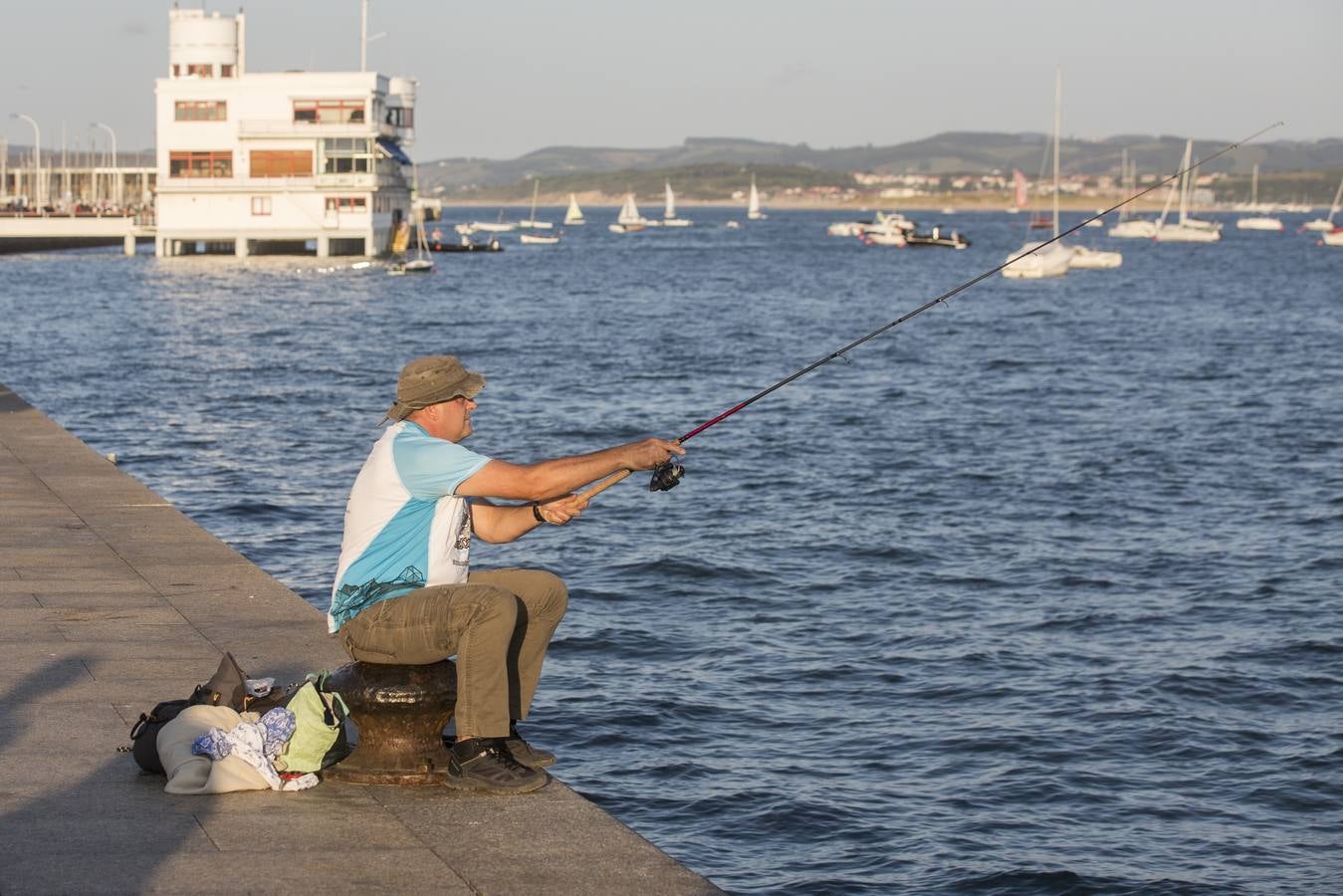 Requiere paciencia y reporta tranquilidad. Eso dicen los veraneantes, vecinos de la región y visitantes que se dan cita cada tarde en el paseo marítimo de Santander.