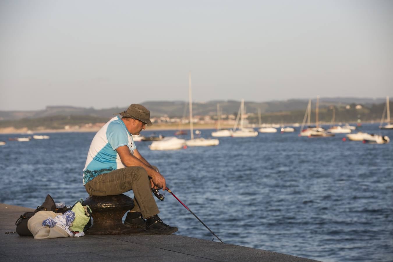 Requiere paciencia y reporta tranquilidad. Eso dicen los veraneantes, vecinos de la región y visitantes que se dan cita cada tarde en el paseo marítimo de Santander.