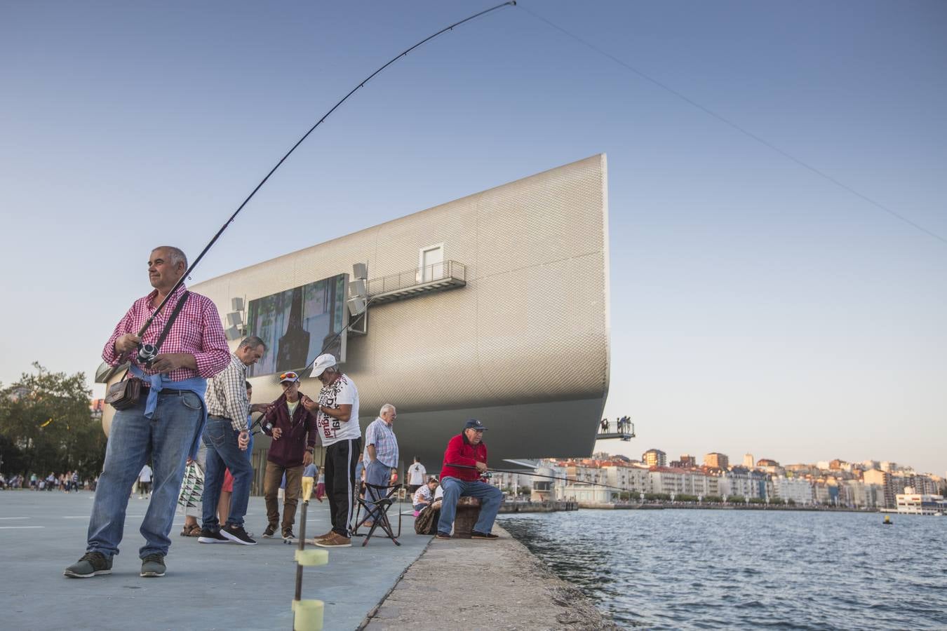 Requiere paciencia y reporta tranquilidad. Eso dicen los veraneantes, vecinos de la región y visitantes que se dan cita cada tarde en el paseo marítimo de Santander.