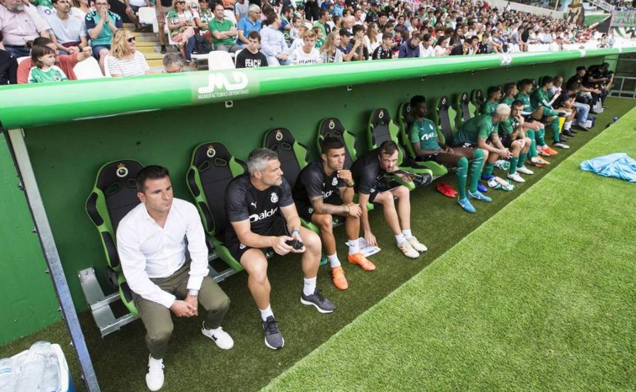 Ania, a la izquierda, en el banquillo del Racing 