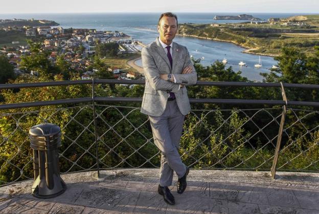 Guillermo Blanco en el mirador de la Cuba, en Suances. 