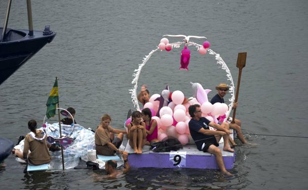 El humor sustituye a la velocidad en la loca carrera de los artefactos navegables. 