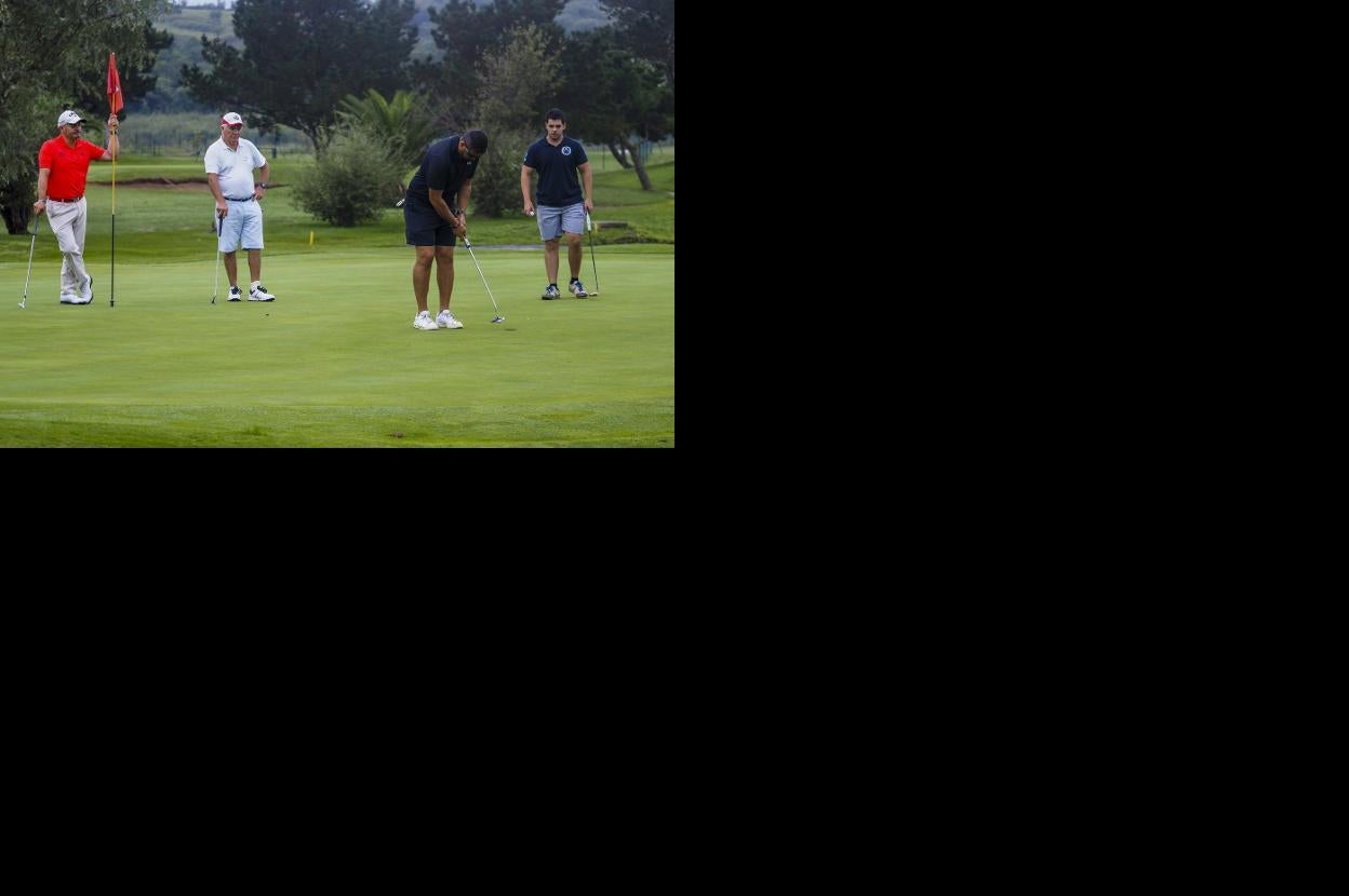 Los participantes disfrutaron en La Junquera de un magnífico día para la práctica del golf . 