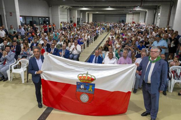 Revilla sujeta la bandera de Cantabria junto al presidente del Cofradía de San Ginés, José Luis Bustillo. 