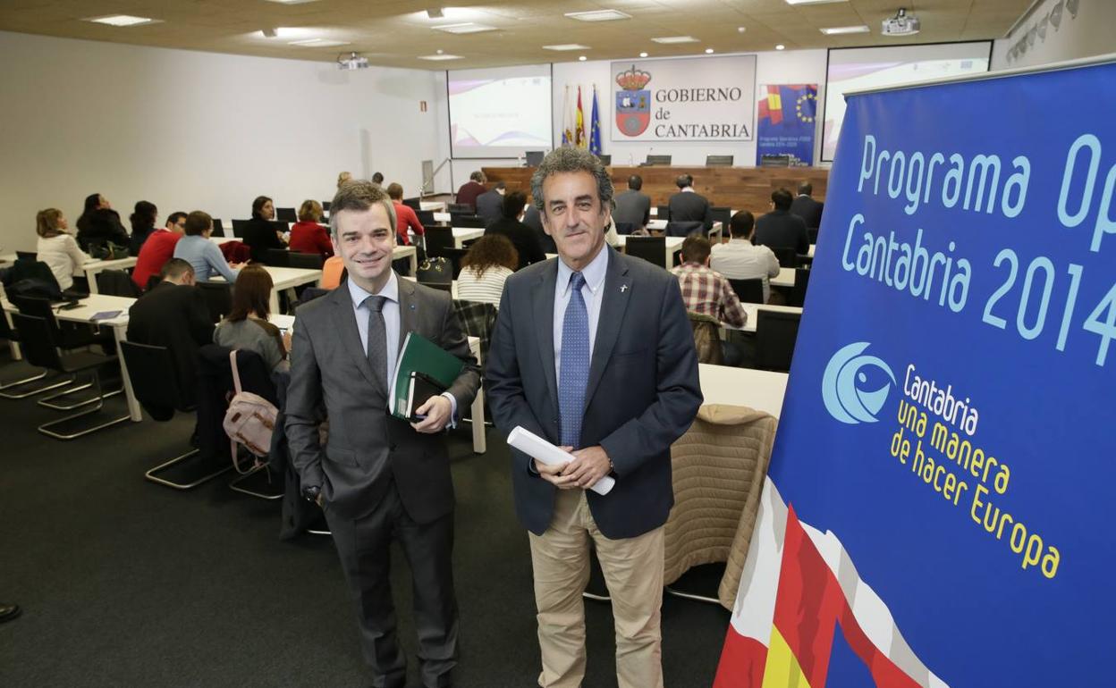 El director de Innovación, Jorge Muyo, y el consejero, Francisco Martín, durante una reunión con empresarios interesados en la innovación.