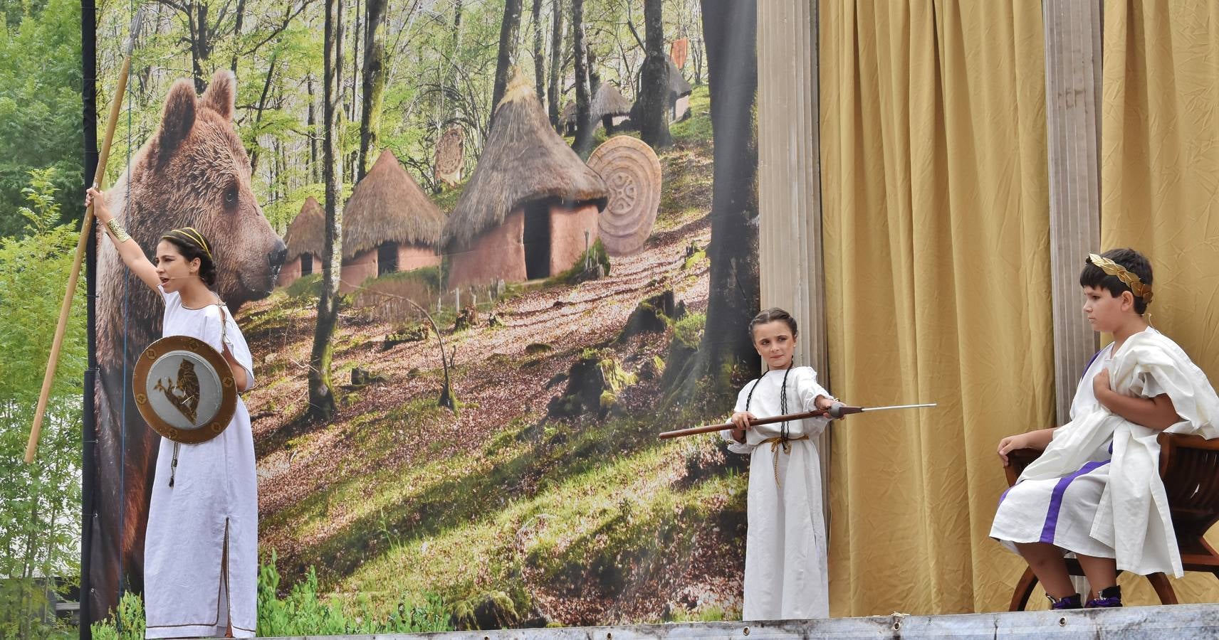 Senadores y jefes de tribus, pitonisas y sacerdotisas, diosas y caudillos de las Guerras Cántabras tomaron el protagonismo ayer domingo en Los Corrales de Buelna, en una versión reducida en edad pero con la misma calidad que todas las representaciones que se viven desde el pasado viernes en la Fiesta de Interés Turístico Internacional que recrea la conquista de Cantabria a manos del Imperio romano