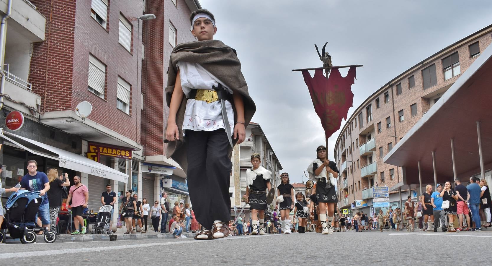 Senadores y jefes de tribus, pitonisas y sacerdotisas, diosas y caudillos de las Guerras Cántabras tomaron el protagonismo ayer domingo en Los Corrales de Buelna, en una versión reducida en edad pero con la misma calidad que todas las representaciones que se viven desde el pasado viernes en la Fiesta de Interés Turístico Internacional que recrea la conquista de Cantabria a manos del Imperio romano