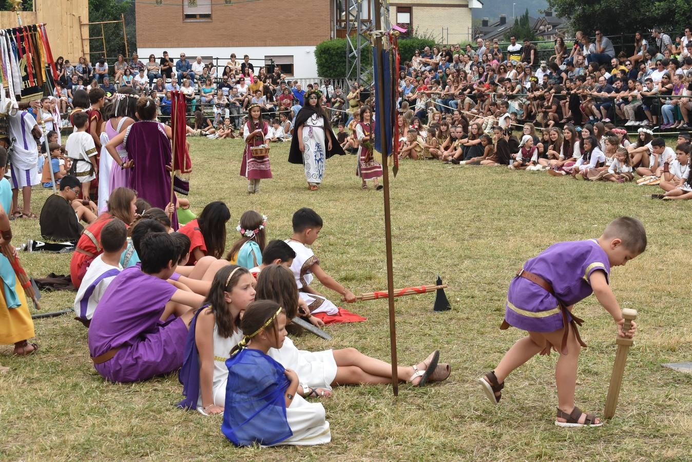 Senadores y jefes de tribus, pitonisas y sacerdotisas, diosas y caudillos de las Guerras Cántabras tomaron el protagonismo ayer domingo en Los Corrales de Buelna, en una versión reducida en edad pero con la misma calidad que todas las representaciones que se viven desde el pasado viernes en la Fiesta de Interés Turístico Internacional que recrea la conquista de Cantabria a manos del Imperio romano