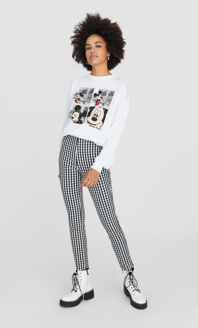 10. Pantalón de vestir de cuadros blancos y negros de la firma Stradivarius (19,99 euros). 