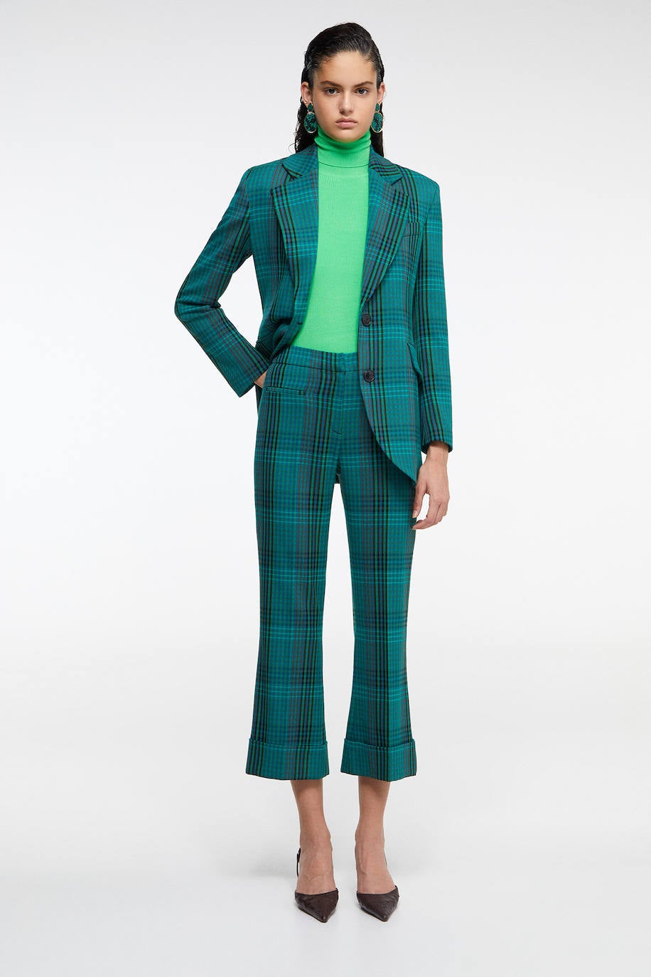 19. Pantalón a cuadros azules de la firma Sfera (35,99 euros)