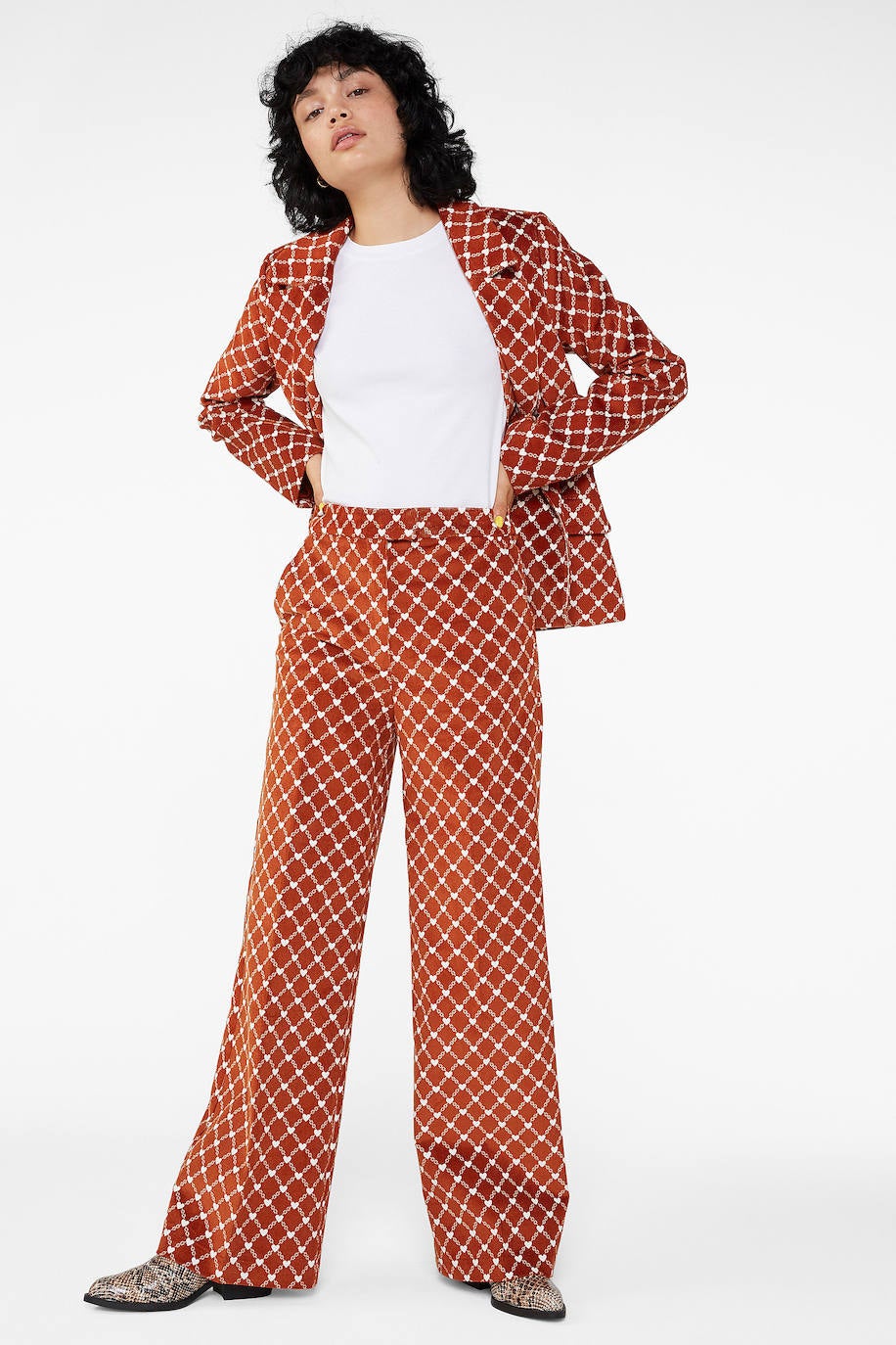 24. Toda una fantasía de corazones se plasman en estos pantalones de color naranja de la firma Monki (35,00 euros). 