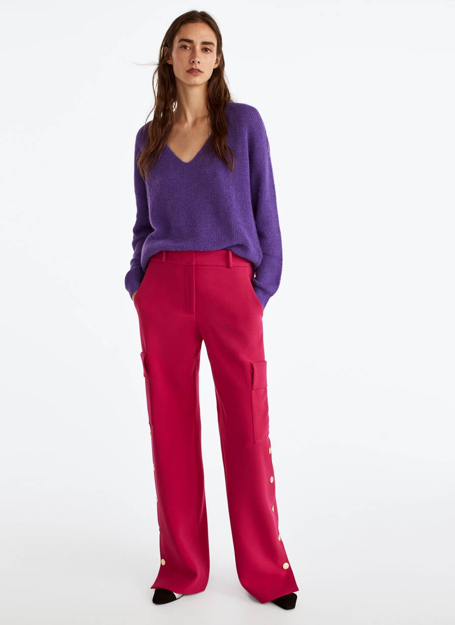 9. El color rosa fucsia de estos pantalones, con estilo cargo y botones dorados en la parte inferior, llama la atención de lejos. Son de la firma Uterque y cuestan 99,00 euros. 