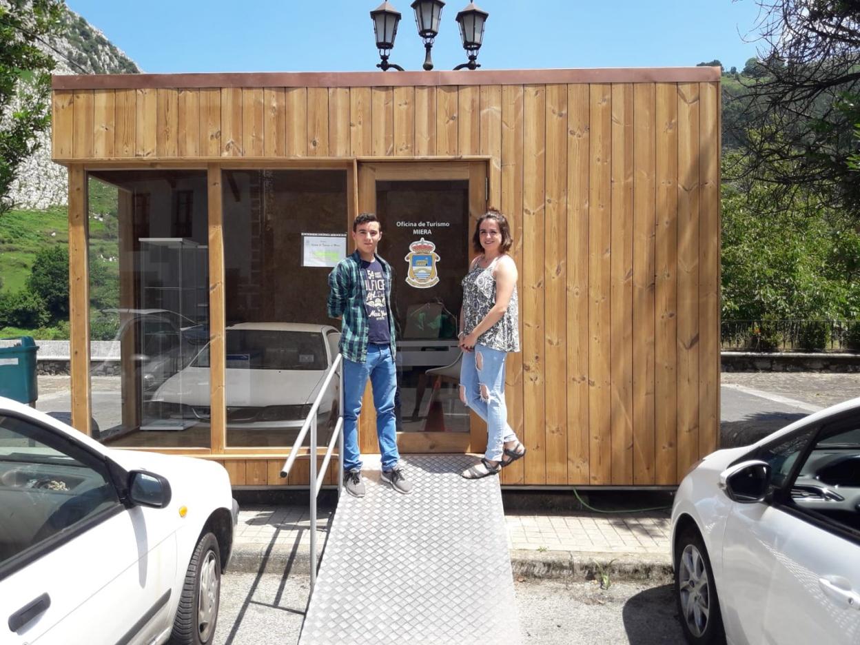 David Becerra técnico de la oficina de turismo junto a Alicia Ruiz, guía de la cueva de Sopeña Salitre II, en la oficina de Mirones. 