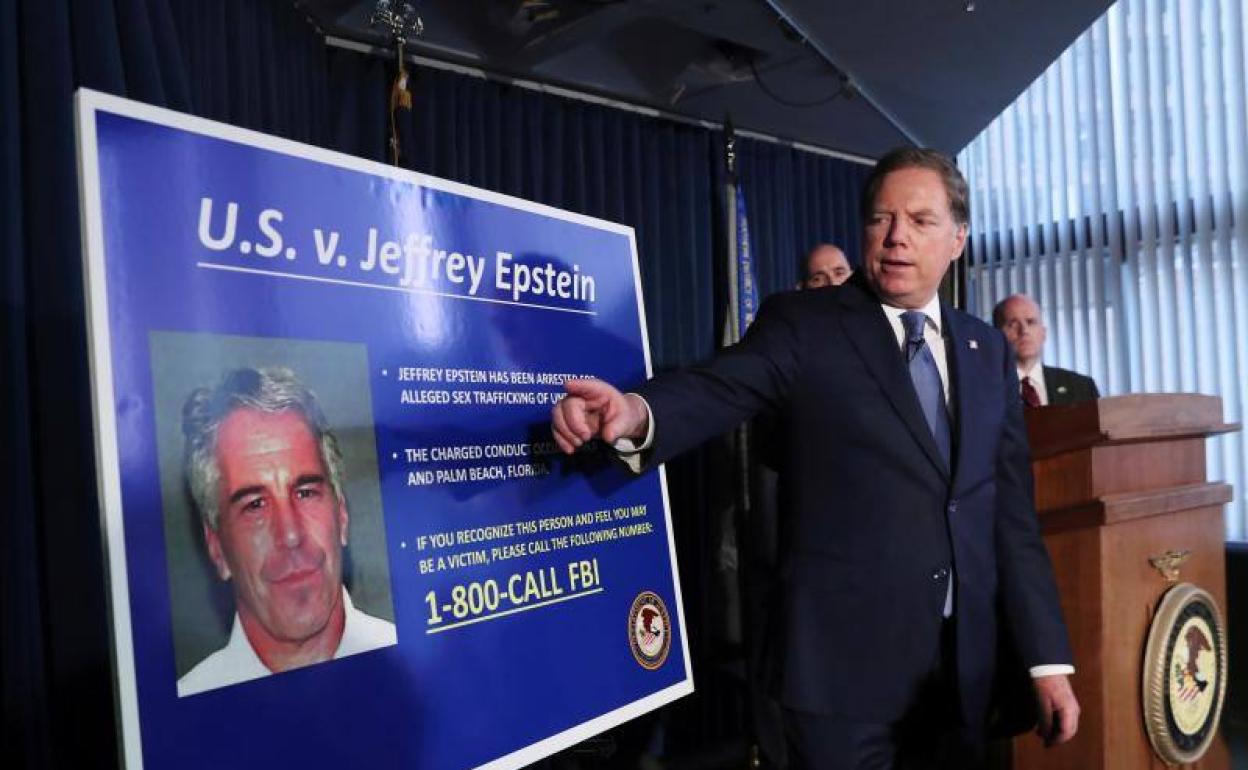 Geoffrey Berman, Fiscal de los Estados Unidos para el Distrito Sur de Nueva York, señala una fotografía de Jeffrey Epstein cuando anuncia los cargos tráfico y explotación sexual.