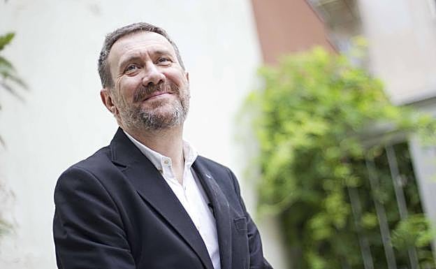 El escritor madrileño repasará esta tarde su trayectoria y hablará de su última obra, 'El mundo feliz, apología de la vida falsa'