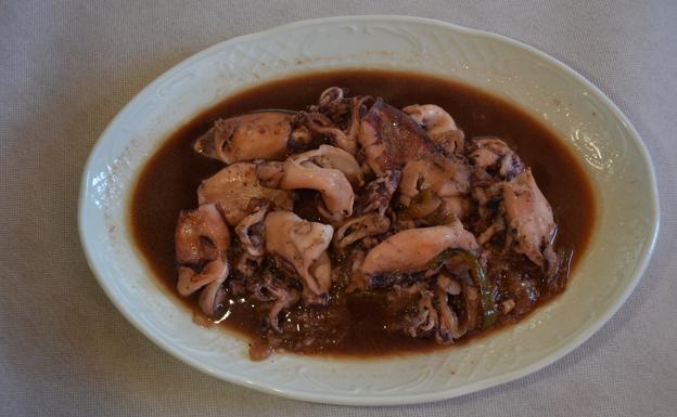 Chipirones encebollados a la sartén.
