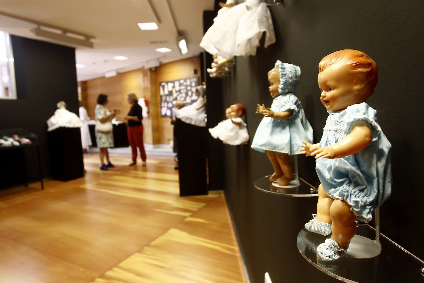 Fotos: Puntadas por la historia de la moda en Torrelavega