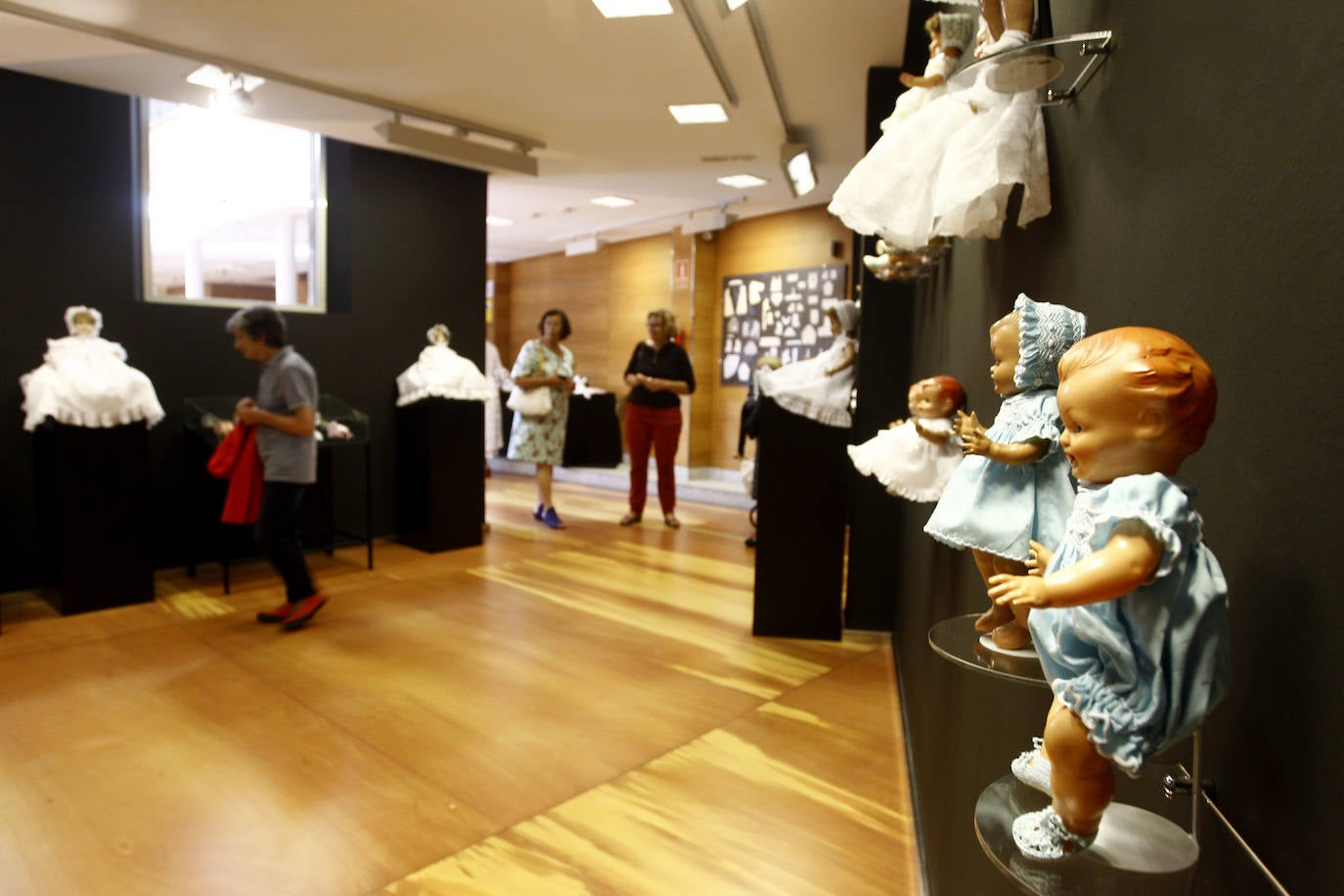 Fotos: Puntadas por la historia de la moda en Torrelavega