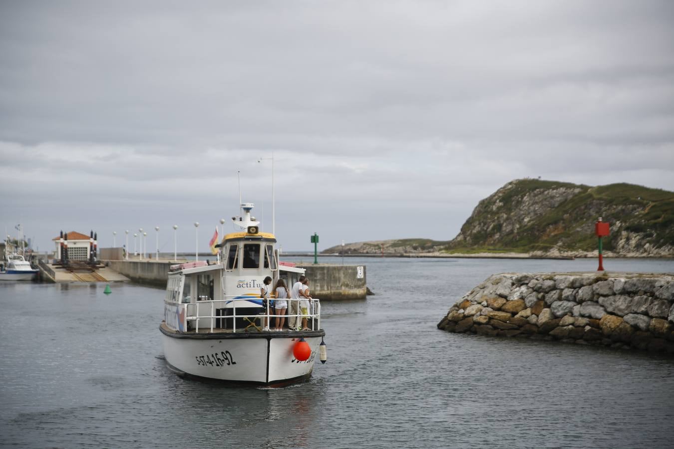 Los vecinos de Miengo y Suances pueden cruzar en verano la ría que los separa en 5 minutos