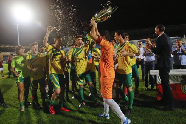 Los jugadores del Tropezón celebran el título en la entrega de premios. 