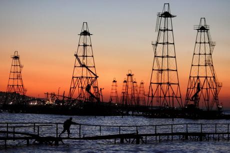 Imagen - Torres de perforación petrolífera en el Mar Caspio, cerca de la costa de Bakú. / EFE