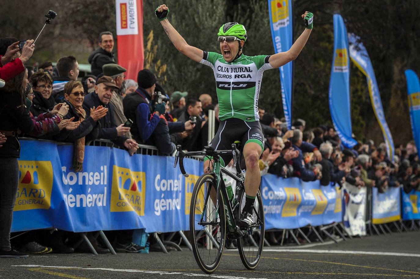 Ángel Madrazo levanta los brazos al término de la cuarta etapa de la Estrella de Besseges. Imagen de 2016.