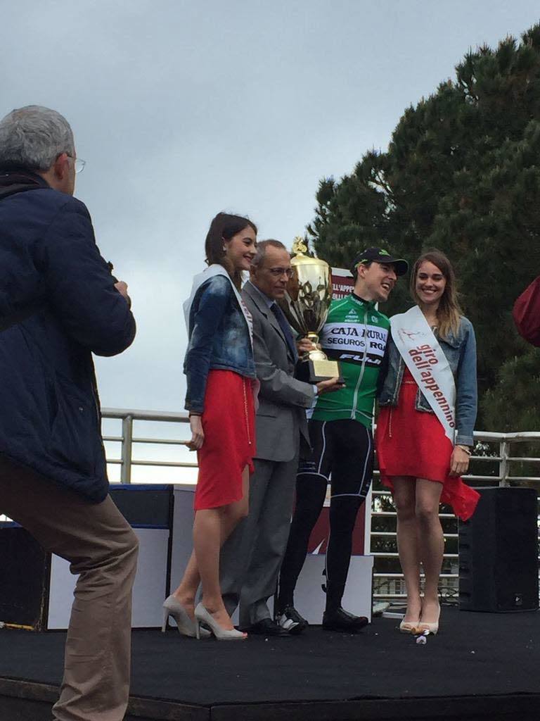 Ángel Madrazo en 2016, con su trofeo del Giro de los Apeninos por pasar primero por el puerto de La Bocchetta.