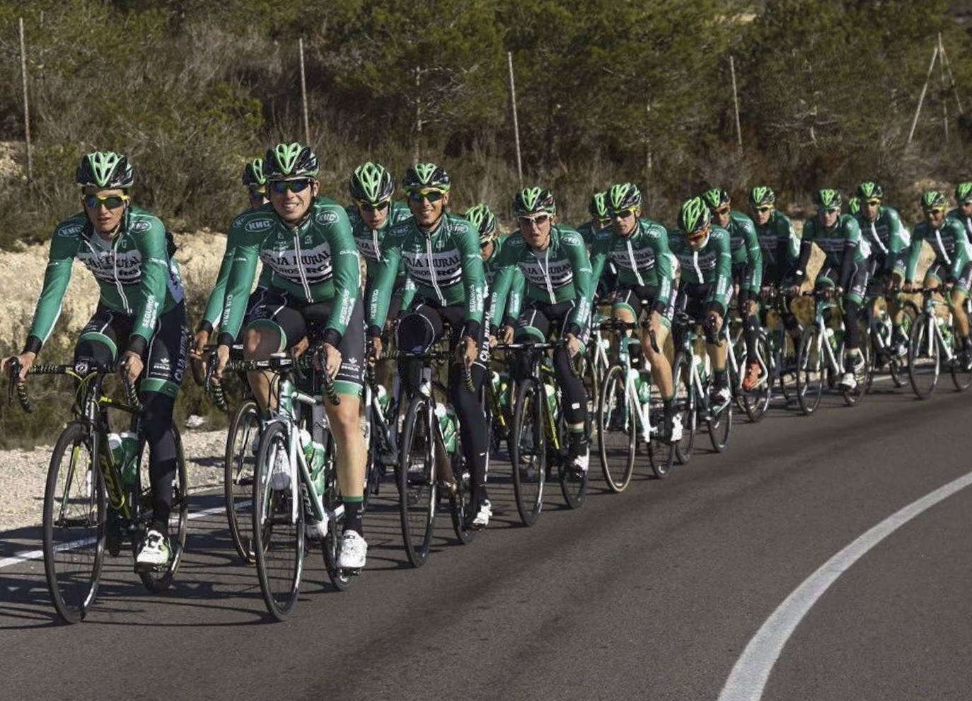 Ángel Madrazo y sus compañeros del Caja Rural durante la concentración celebrada en Benidorm en 2016.