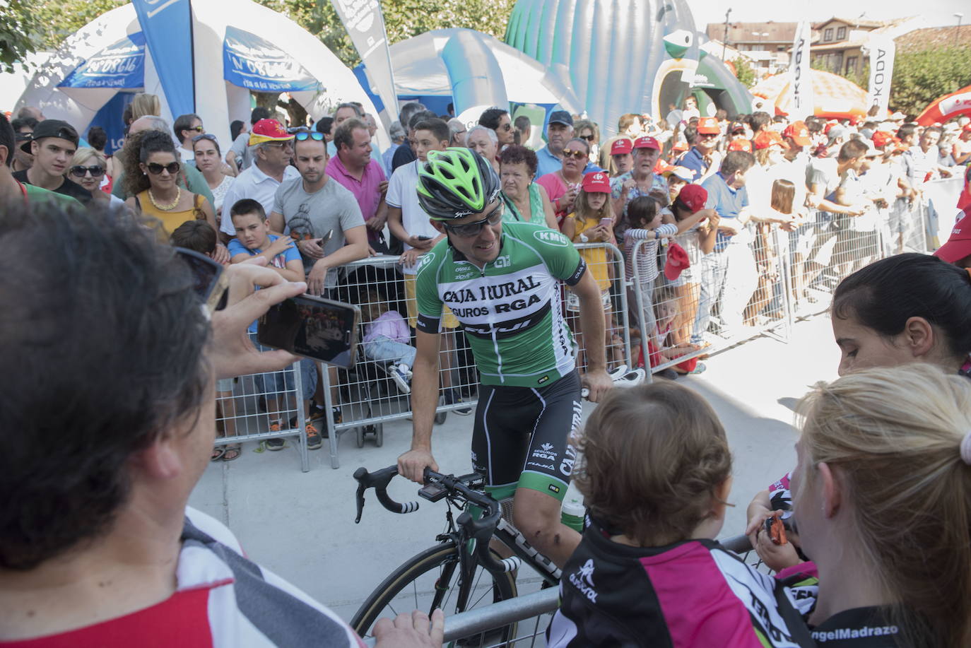 Madrazo en la salida de Los Corrales de Buelna de 2016 de Vuelta Ciclista a España 2016.