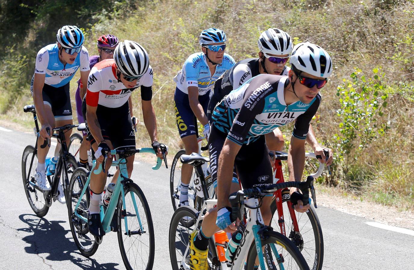 Imagen del pasado 15 de agosto, cuando los ciclistas Arnaud Courteille, del Vital Concept (d), Juan Camacho, del Kometa (2d), Lucas de Rossi, del Delko (3d), Simón Pellaud del Iam Excelsior (4d), Angel Madrazo, del Burgos BH (5d) y Matthias Brandle, del Israel Cycling Academy (i) escaparon durante 100 km en la tercera etapa de la vuelta a Burgos que comenzó en Sargentes de la Lora y acabado en el Picón Blanco.