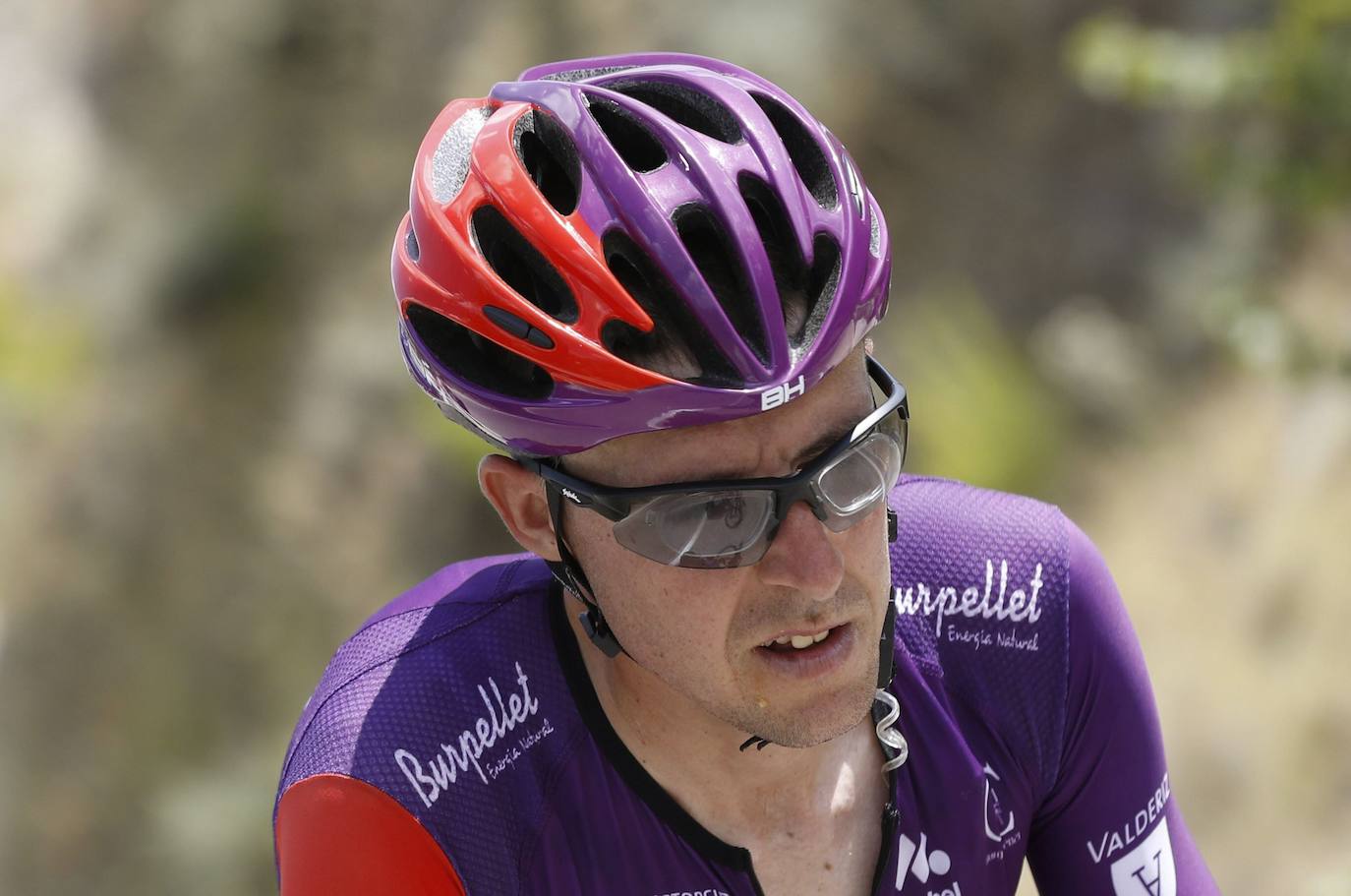 El ciclista español del equipo Burgos BH, Angel Madrazo, en el grupo de escapados, durante la segunda etapa de la Vuelta a España 2019, etapa con salida en Benidorm y meta en Calpe, con un recorrido de casi 200 kilómetros.