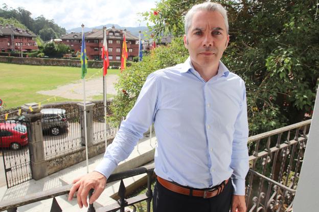 Ángel Llano posa desde uno de los balcones del Ayuntamiento guriezano. :: a. verano