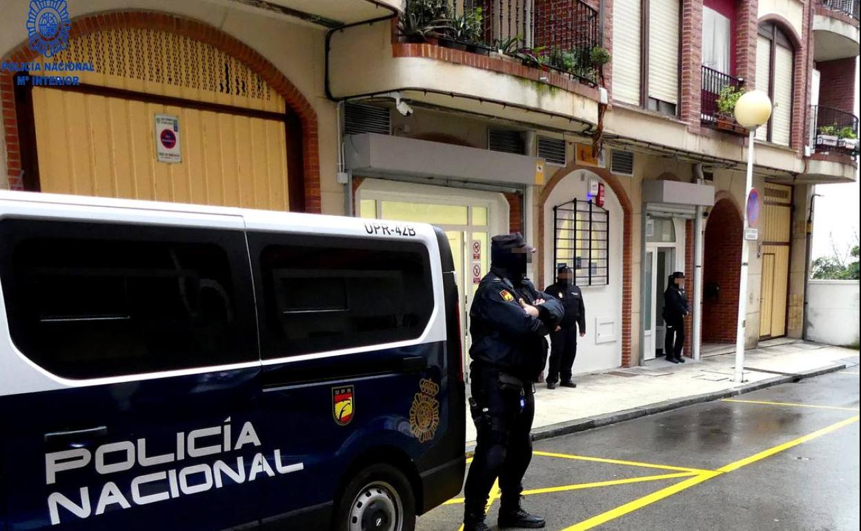 Detenidos cinco hombres por un robo con fuerza en un almacén de Castro y herir al encargado