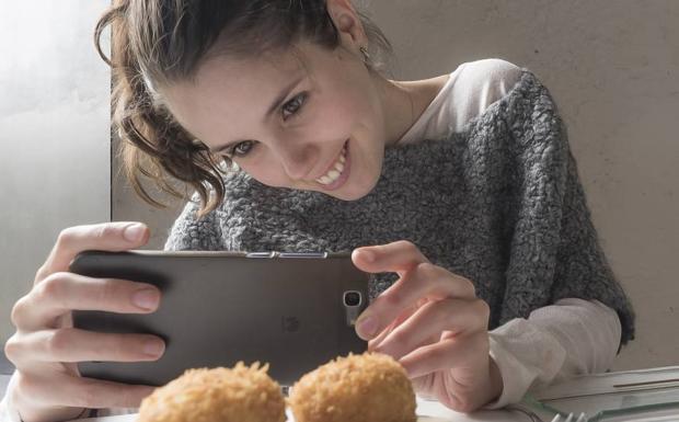 Clara Pérez Villalón, fotografiando unas croquetas. :