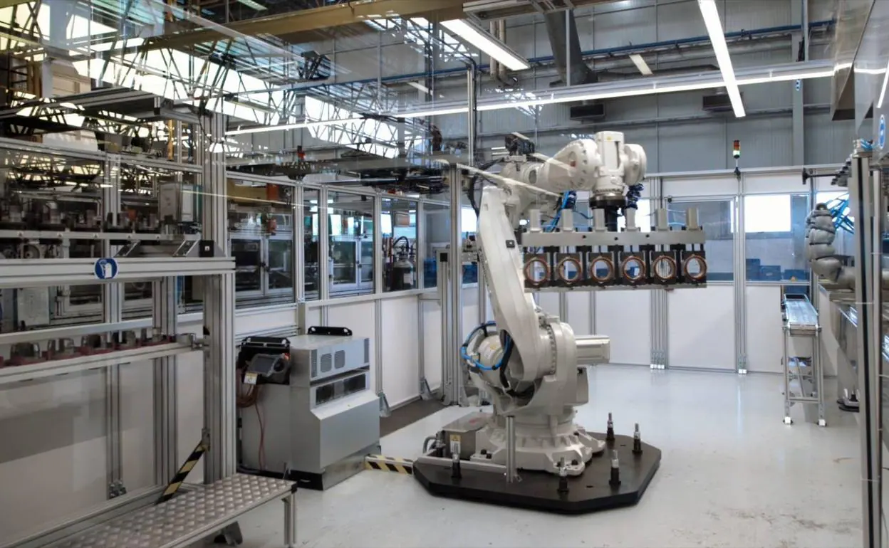 Robot barnizadora en la planta de Seg Automotive en Treto