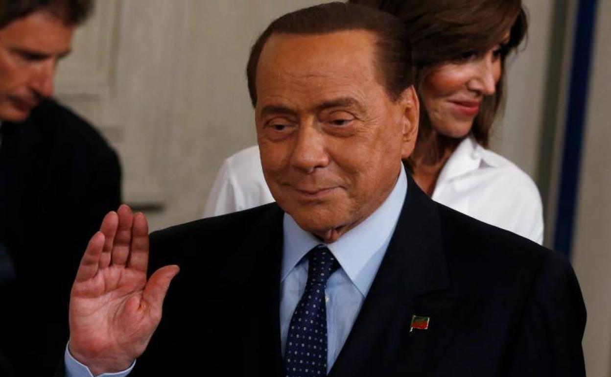 Silvio Berlusconi se reúne con el presidente italiano, Sergio Mattarella, durante la ronda de consultas para la formación de un nuevo gobierno.