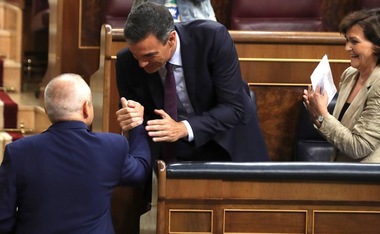 Pedro Sánchez (c), felicita al diputado Rafael Simancas (i) tras su intervención durante el pleno extraordinario. 