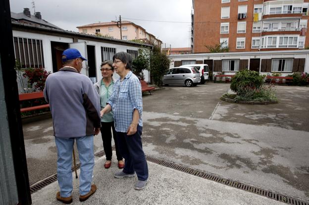 Las monjas que realizan el servicio municipal, Águeda y Mari Carmen, conversan con un usuario. 