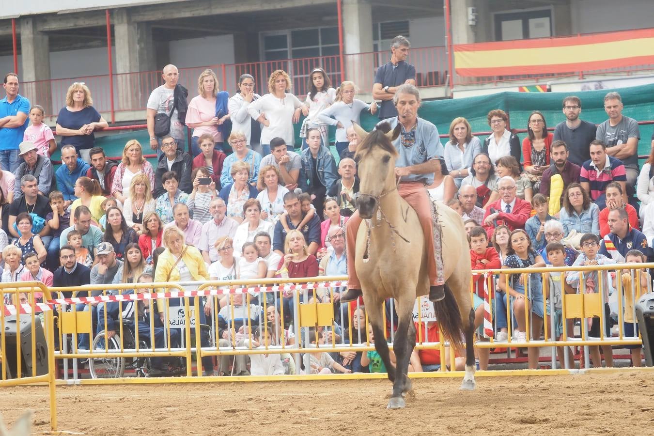 El público abarrotó las gradas para presenciar el concurso de pura raza española