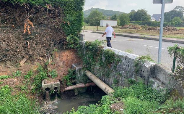 El alcalde pedáneo, Ramón Mazo, camina a la altura del río Collado en el barrio Somavilla.