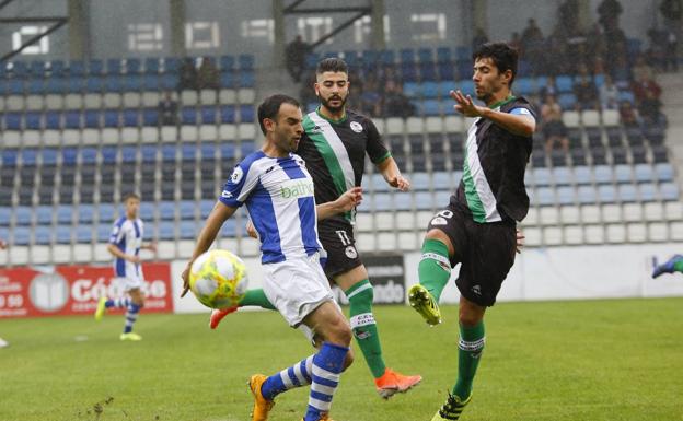 El gimnástico Hugo Vitienes lucha por el balón frente a dos rivales.