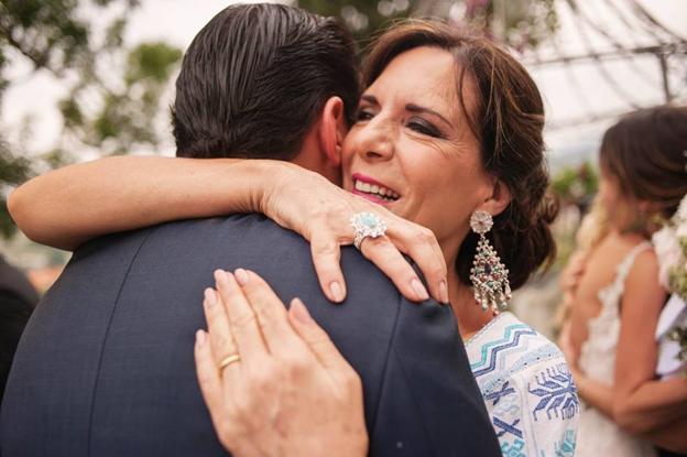 Ejemplo de madre del novio emocionada, ocurrió en la boda de Ana y Mau.