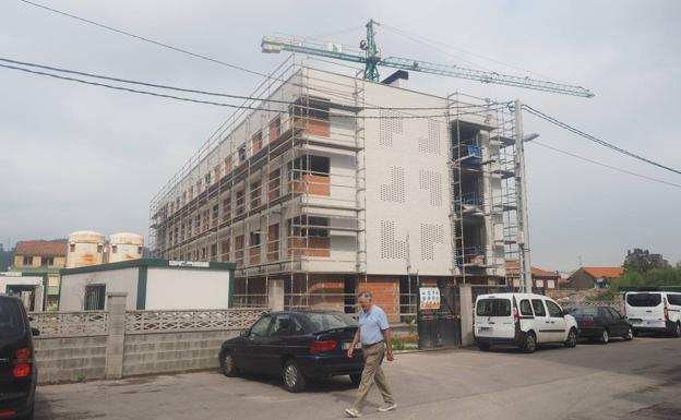 Un vecino de Campuzano pasea junto a las obras, que se realizan en el corazón del pueblo.