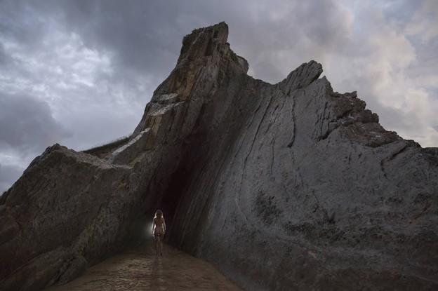 Sensual imagen en Costa Quebrada.