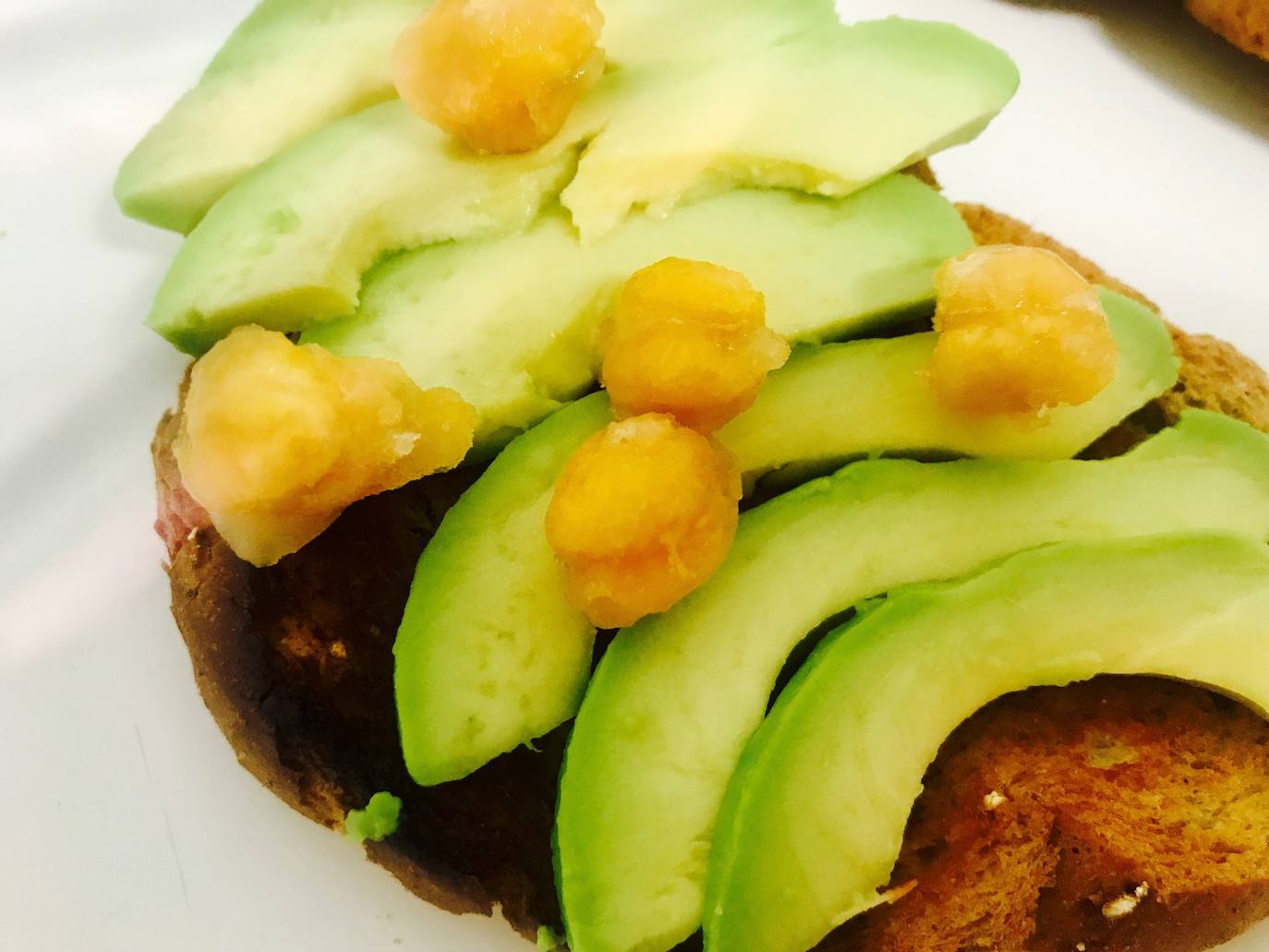 TOSTADAS DE AGUACATE Y GARBANZOS CARAMELIZADOS. 11-Añadir sobre el aguacate los garbanzos y el caramelo. 