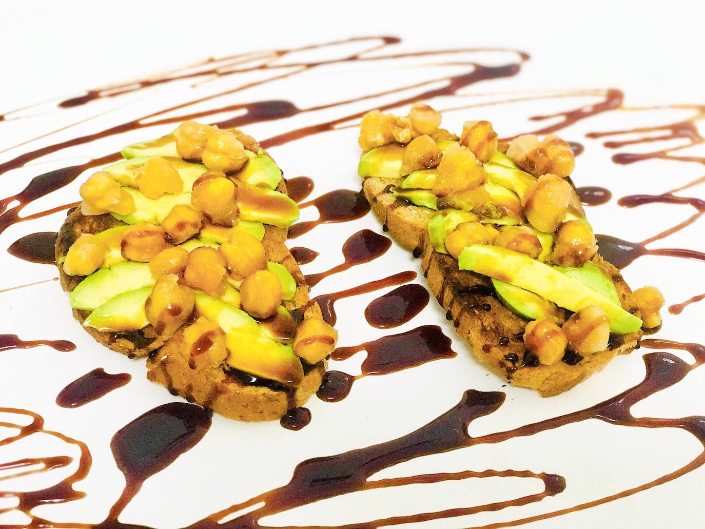 TOSTADAS DE AGUACATE Y GARBANZOS CARAMELIZADOS. Vista del plato para presentar en mesa.