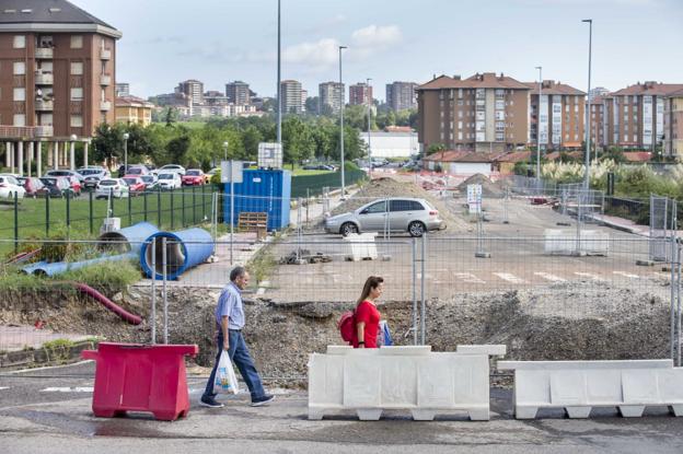 Estado en que ha quedado la calle que empezó a terminarse el pasado mes de mayo. La obra lleva todo agosto parada. 