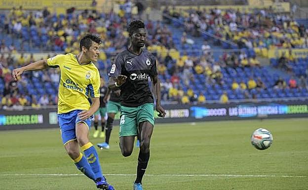Nuha, titular ante Las Palmas, es uno de los cuatro delanteros que ahora tiene el Racing. 