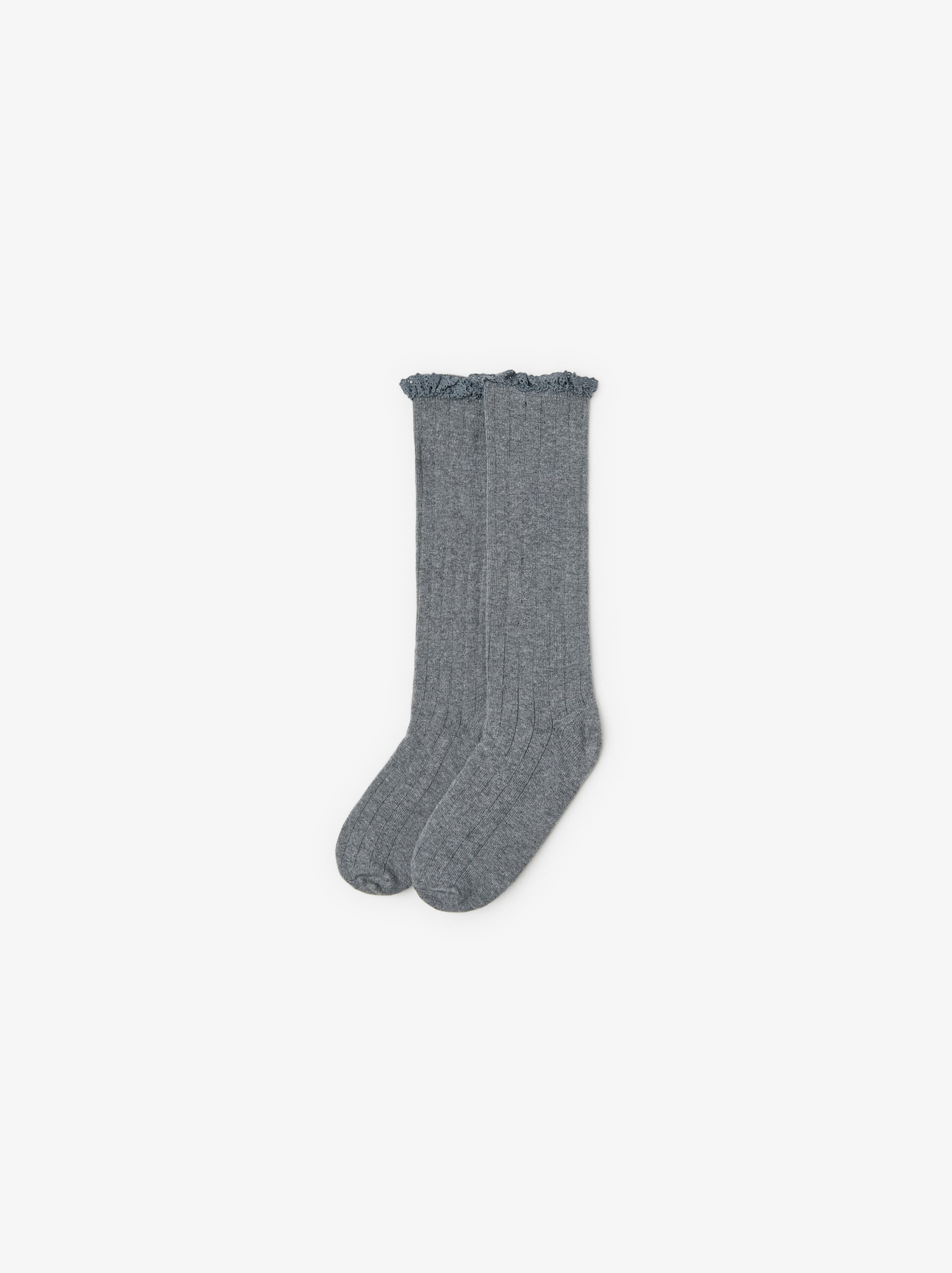 Calcetines de canalé con puntilla, de Zara (3,95 euros).